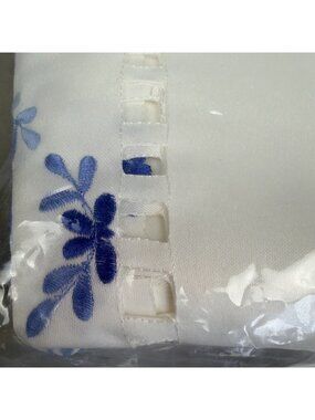Vintage Openwork Embroidered Floral Tablecloth White Blue oblong 60x102” Bardwil